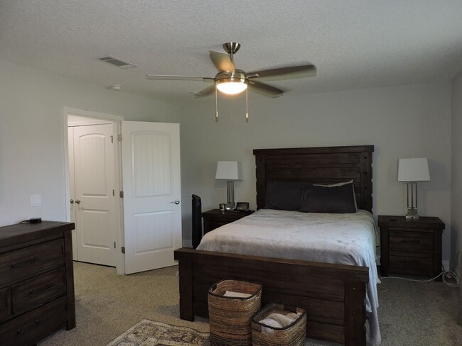 Building Photo - Easy access to interstate, shopping & Navy...