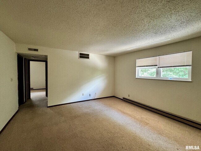 Building Photo - 2070 W Washington St