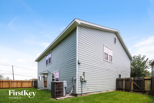 Building Photo - 8443 Broadleaf Ave