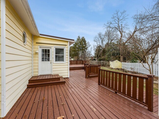 Building Photo - Easy one level living on a 1/3 acre corner lot!