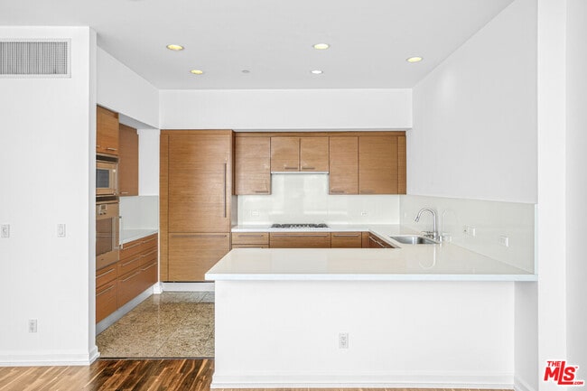 Building Photo - 900 W Olympic Blvd