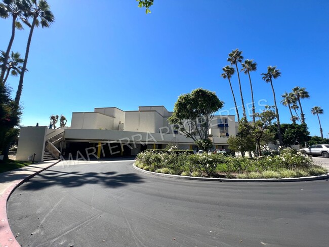 Building Photo - Studio On the Beach and Near Downtown Hunt...