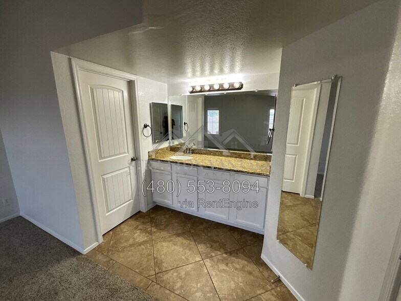 Building Photo - 441 S Maple