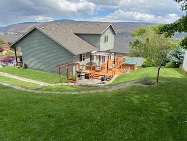 Building Photo - Sunny and spacious 3 bed, 2.5 bath house with living and family room, with huge back yard!