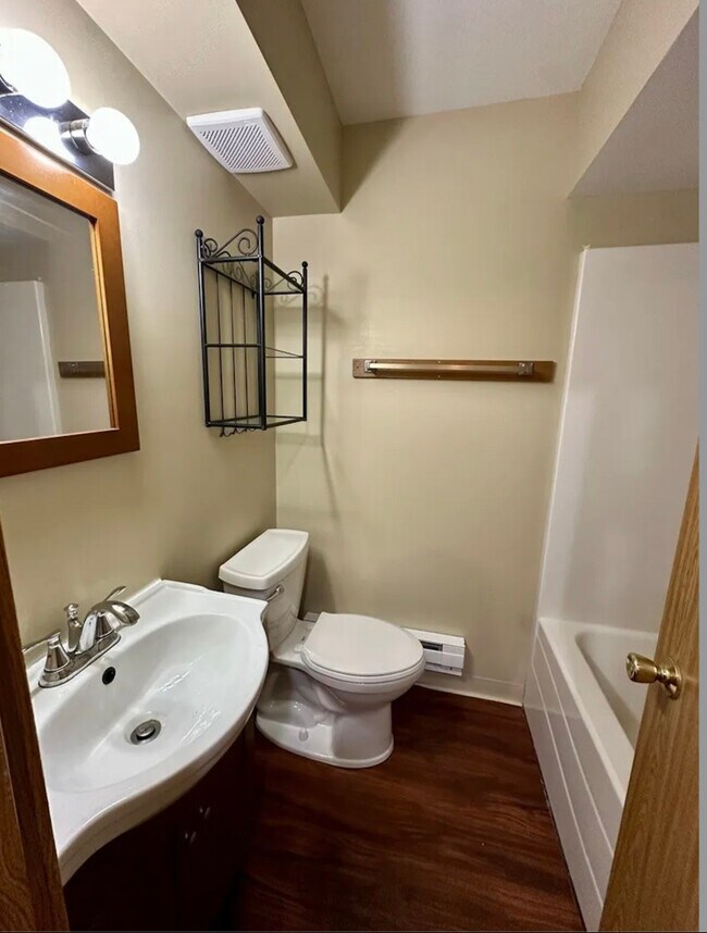 Building Photo - 690 W Judson St