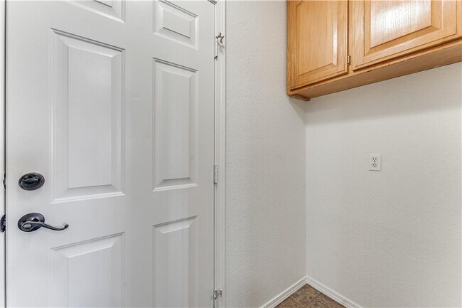 Building Photo - 804 Tyler St