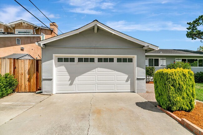 Building Photo - Cambrian Park Home Near Top Schools & Park...