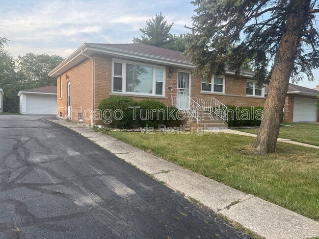 Building Photo - 1006 E 163rd Pl