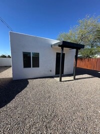 Building Photo - 210 E Elm St