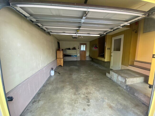 Building Photo - 324 Caliente St