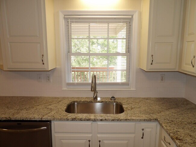 Building Photo - 102 Cedar Dr