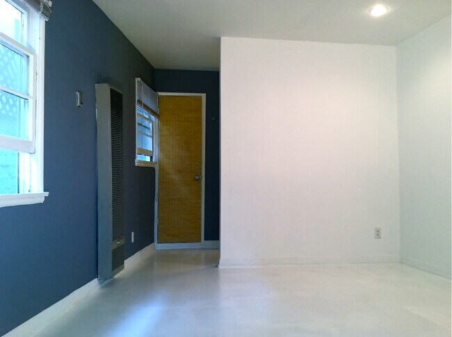 Building Photo - 921 Westmount Dr