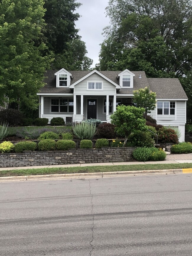 Building Photo - 615 Rice St E