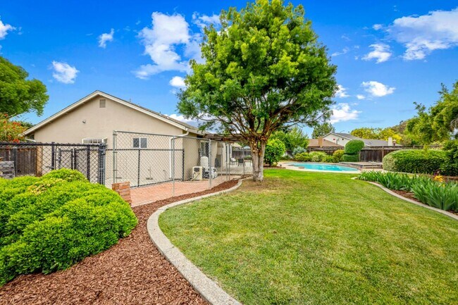 Building Photo - 464 Edelweiss Dr
