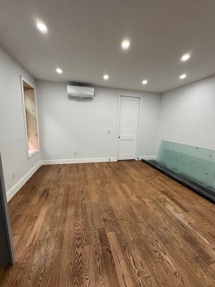 Building Photo - 275 E 55th St