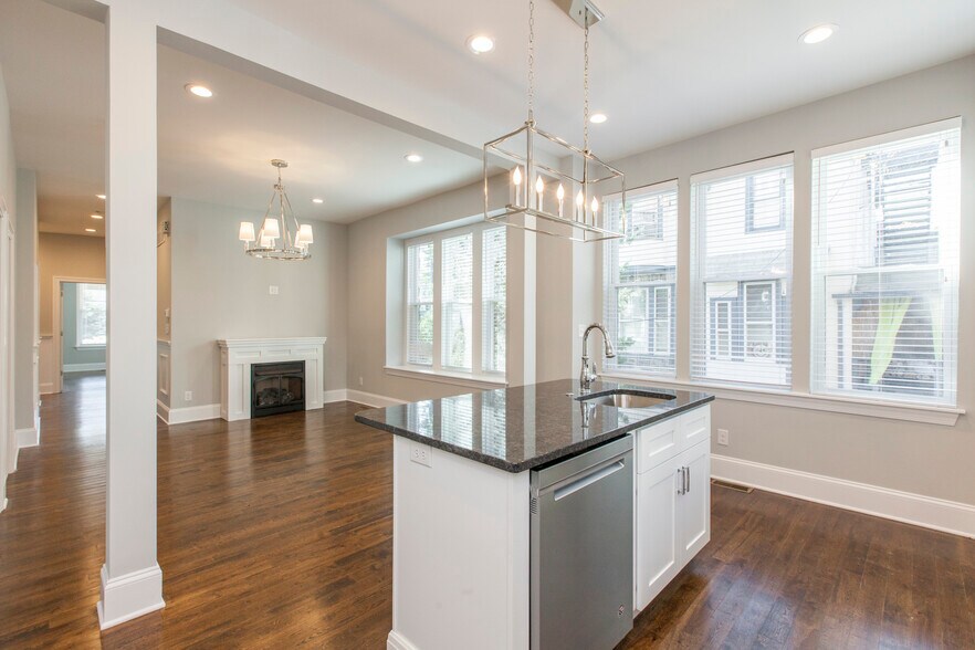 Living room/Kitchen - 125 Windsor Ave