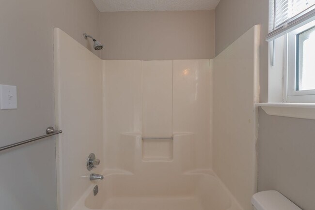 Building Photo - 2937 Dahlia Dr