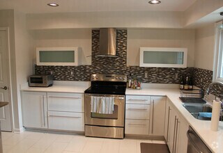 Building Photo - 916 Hoover Village Dr