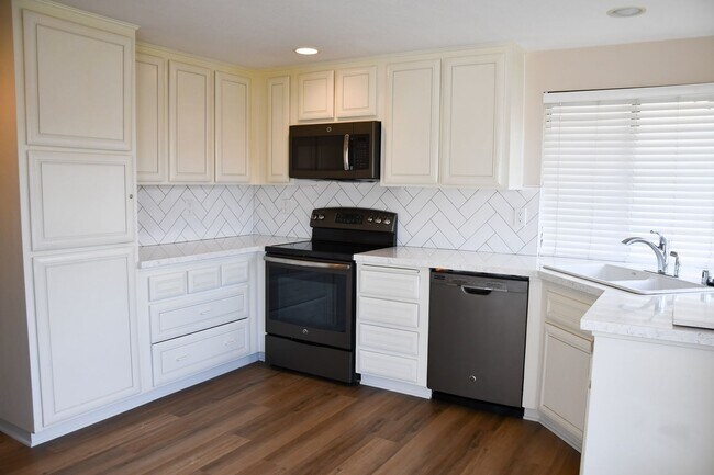 Building Photo - Newly remodeled and updated