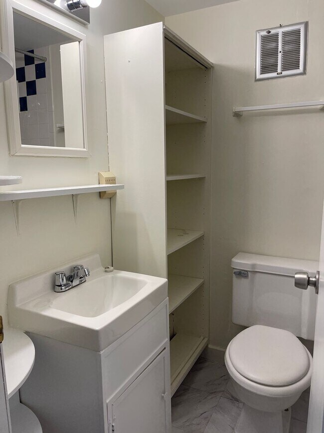 Building Photo - 98 Greensboro Rd