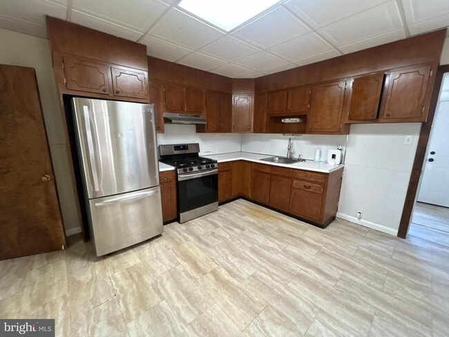 Building Photo - 640 Grand St