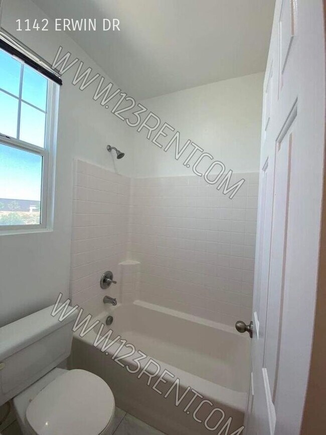 Building Photo - 1142 Erwin Dr