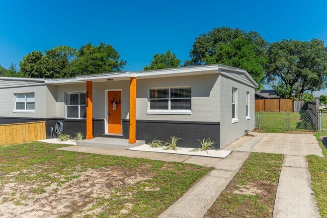 Building Photo - Updated Duplex with Large Yard!