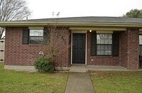 Building Photo - AUGUST 2026 PRE-LEASE!  Charming 3 Bed, 2 ...