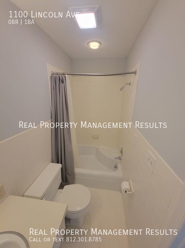Building Photo - Upstairs Studio Apartment/All Utilities In...