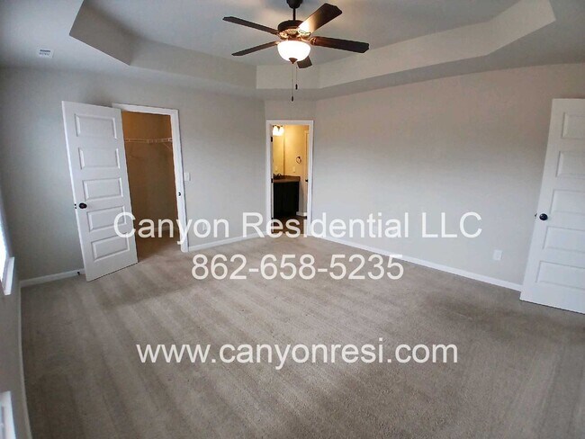 Building Photo - MUST SEE Fantastic 4BR 2/5 BA near everyth...