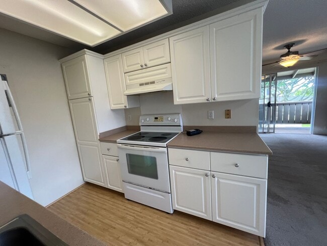 Building Photo - Very nice 2 bedroom, 1 bath unit with 2 pa...