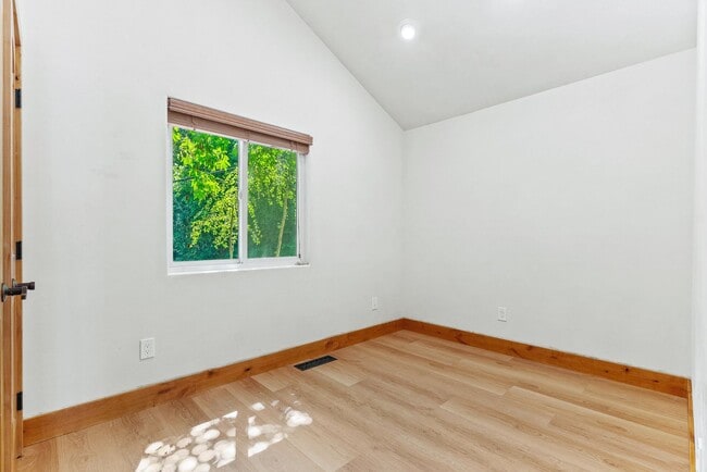 Building Photo - Stunning Fully Renovated 2 Bedroom, 1 Bath...