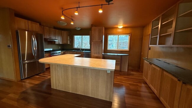 Building Photo - Spunky 3 Bedroom House in Westchester Lagoon! Available NOW!