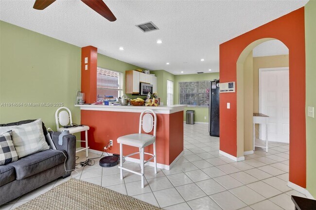 Building Photo - 9481 Oak Grove Cir