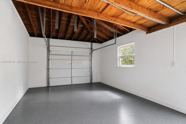 Building Photo - 2025 Alamanda Dr