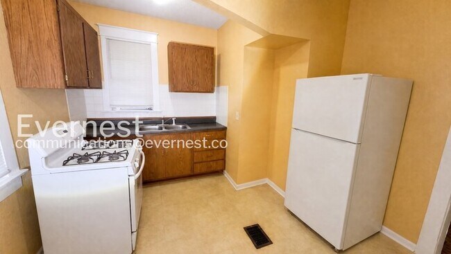 Building Photo - 2 Bed/1 Bath Home with Off-Street Parking / Coming Soon!