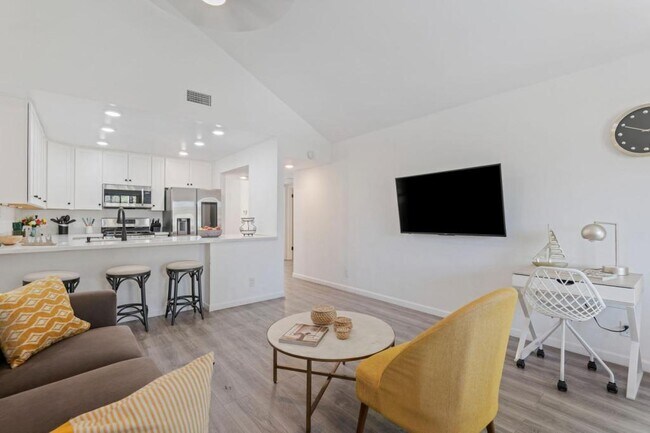 Building Photo - 325 Ladera St