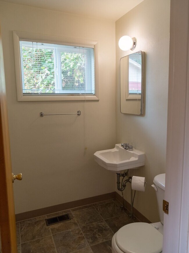 Building Photo - 1930 NW Kings Blvd