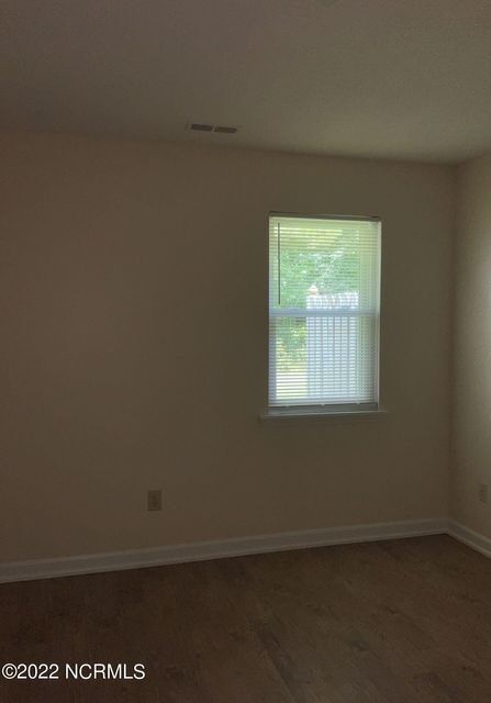 Building Photo - Two Bedroom Duplex Located In Midway Park!