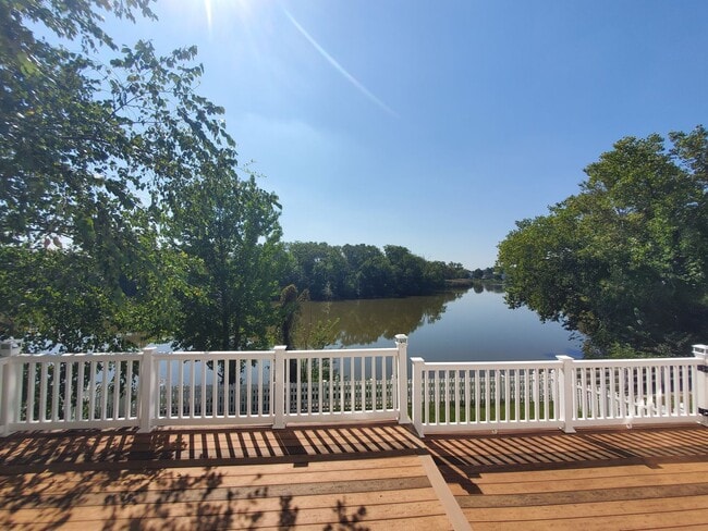 Building Photo - Waterfront! Spacious, updated, 4-bedroom &...