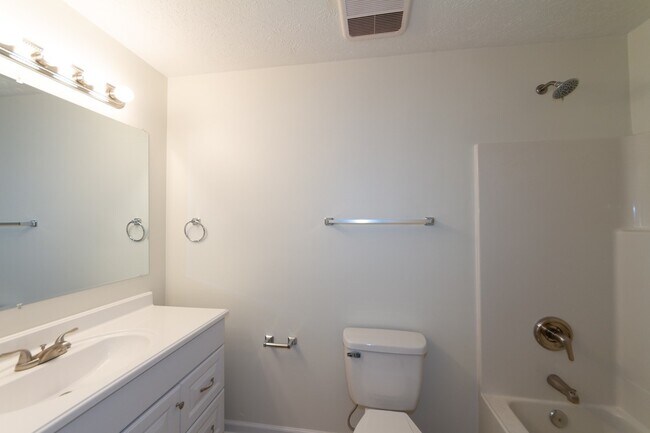 Building Photo - Updated 3 bedroom 1.5 bath home in desirab...