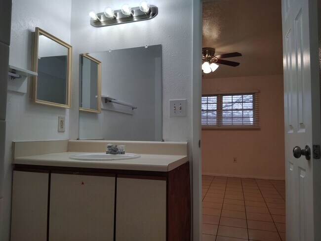 Building Photo - 543-545 Canary Lane