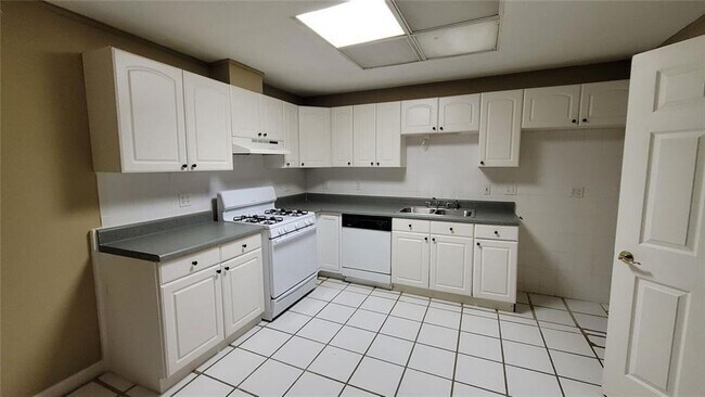 Building Photo - 5005 Johns Creek Ct
