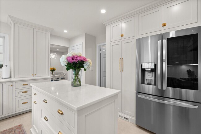 Building Photo - 4 Bed 4.5 Bath - Bethesda  Single Family Colonial - 2 Car Garage