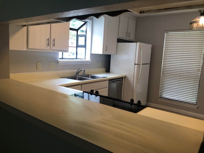 Building Photo - 2333 Ryan Pl