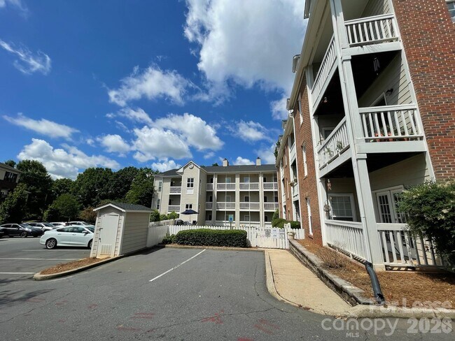 Building Photo - 301 Queens Rd