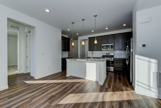 Building Photo - Beautiful 4 bed, 3 bath Townhome with 2 car garage ready for move in!
