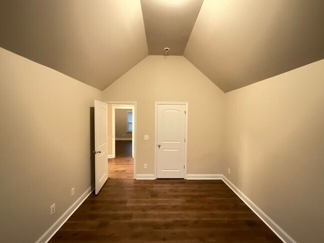 Building Photo - 688 Tree Top Trl