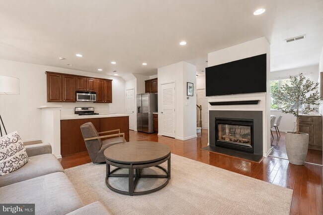 Building Photo - 12 Scarlet Oak Dr