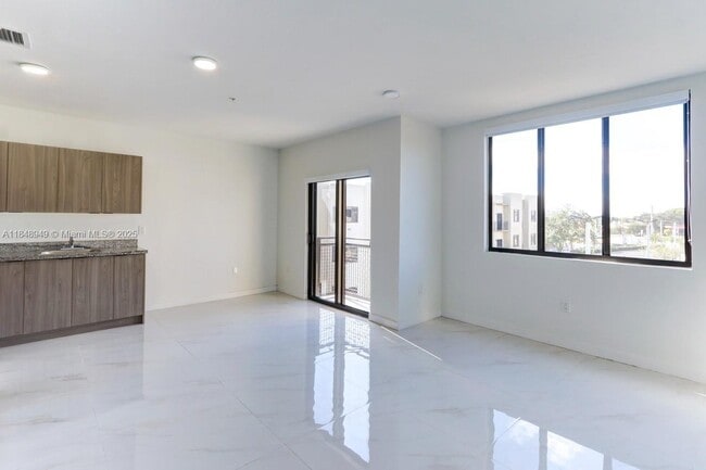 Building Photo - 339 W 78th Rd